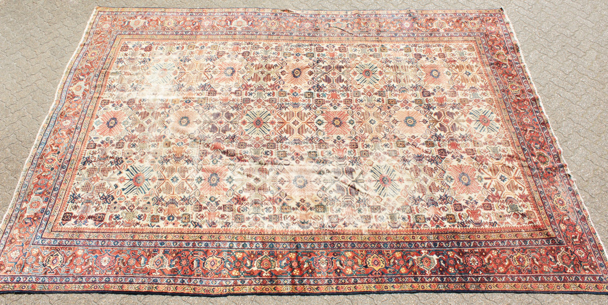 A VERY LARGE PERSIAN MAHAL CARPET. 15ft x 10ft 6ins.