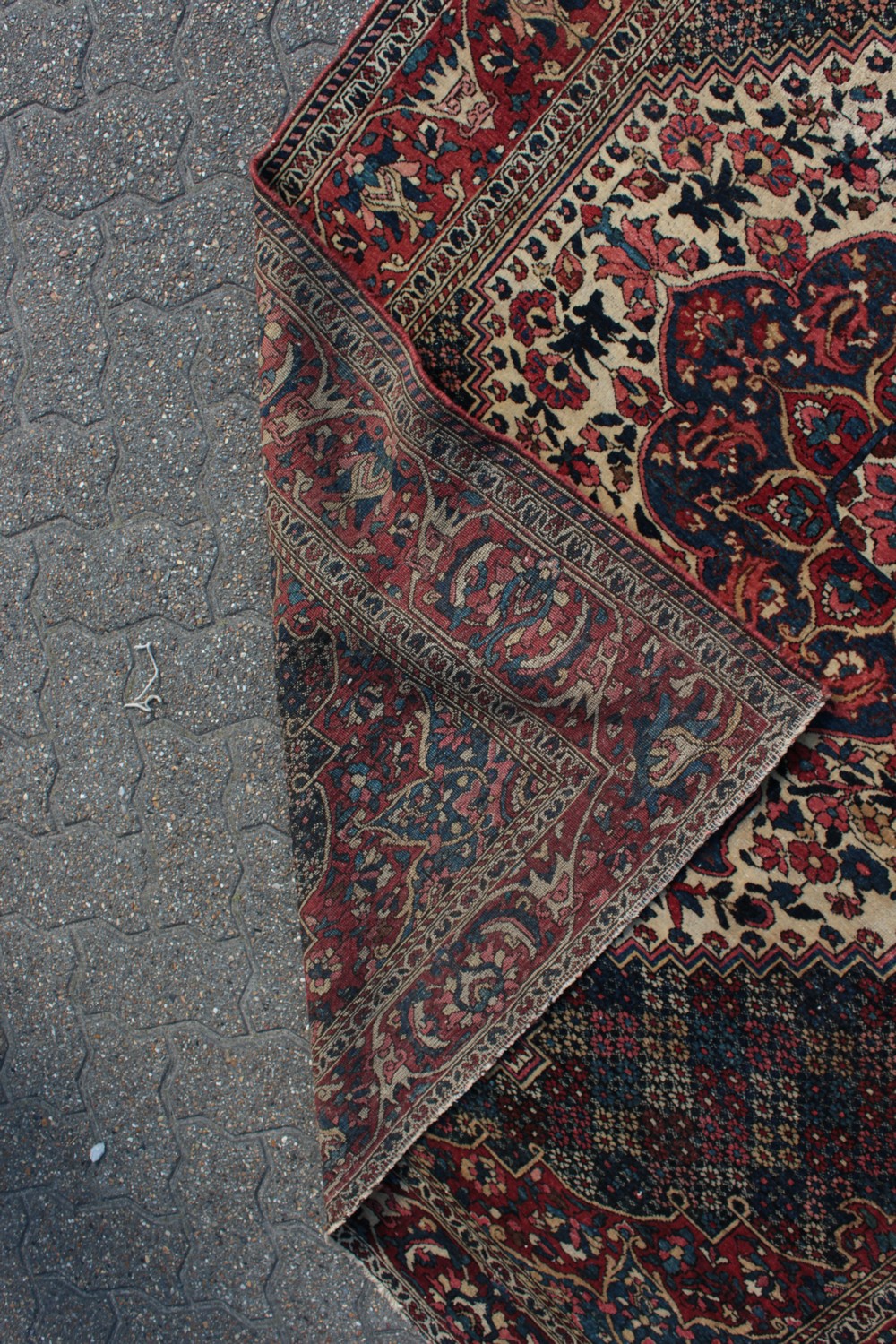 AN OLD BAKHTIARI PERSIAN RUG 1920'S-1930'S, with a large diamond shaped motif and many other motifs. - Image 8 of 9