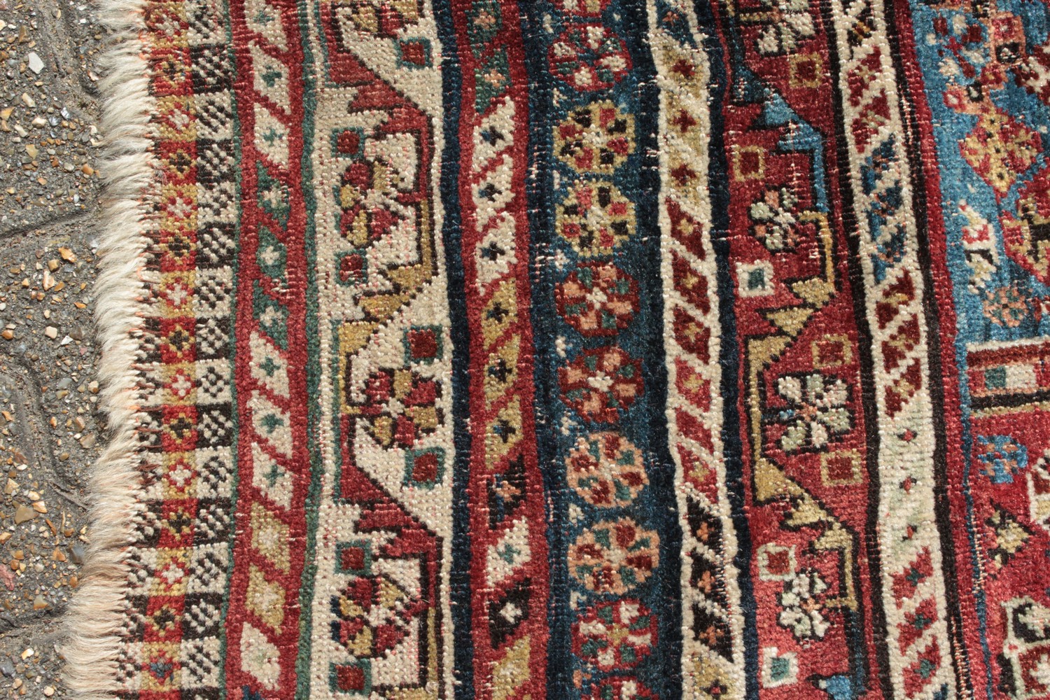 A LARGE OLD PERSIAN SHIRAZ RUG with three main diamond shaped motifs. 7ft 4ins x 4ft 8ins. - Image 3 of 10