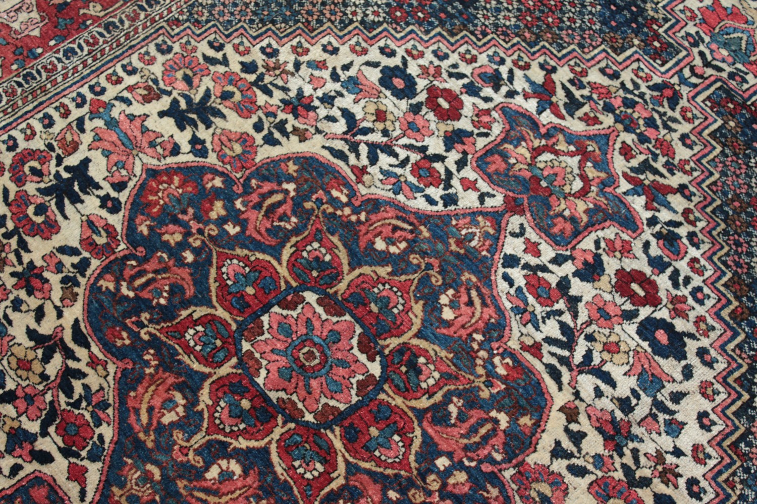 AN OLD BAKHTIARI PERSIAN RUG 1920'S-1930'S, with a large diamond shaped motif and many other motifs. - Image 4 of 9