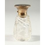 AN EDWARDIAN CUT GLASS SCENT BOTTLE with tortoiseshell and silver top. London 1916. Maker C. & D.