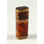 A SMALL GEORGE III TORTOISESHELL CASED GLASS SCENT BOTTLE AND SCREW TOP. 4cms long.