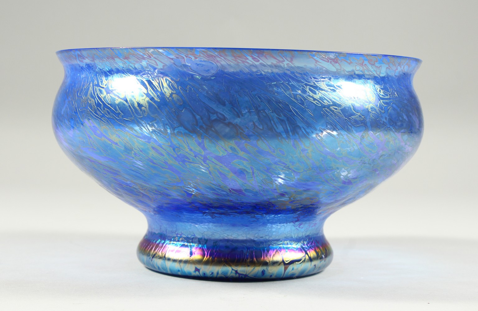 A VERY GOOD LOETZ TYPE BLUE AND GOLD SPECKLED CIRCULAR PEDESTAL BOWL. 20cms diameter x 11cms high.