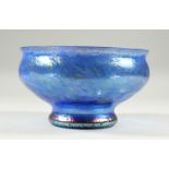 A VERY GOOD LOETZ TYPE BLUE AND GOLD SPECKLED CIRCULAR PEDESTAL BOWL. 20cms diameter x 11cms high.