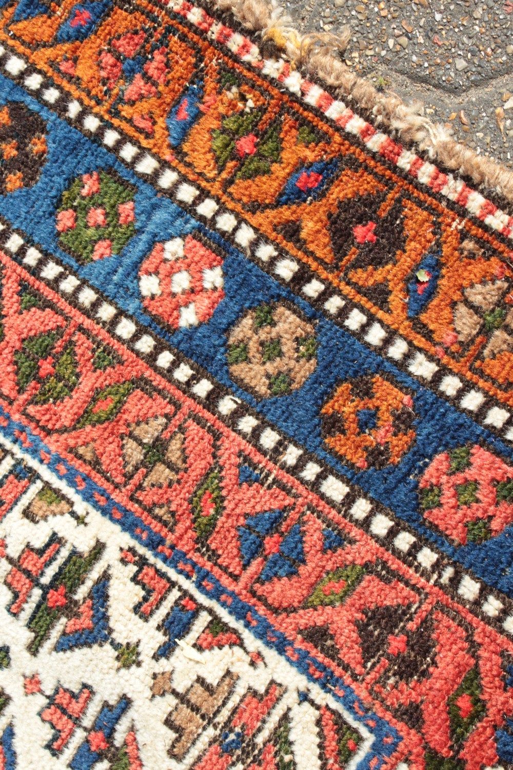 A KURDISH PERSIAN TRIBAL RUG with a key row of motifs on a white ground within a red and blue three - Image 2 of 6