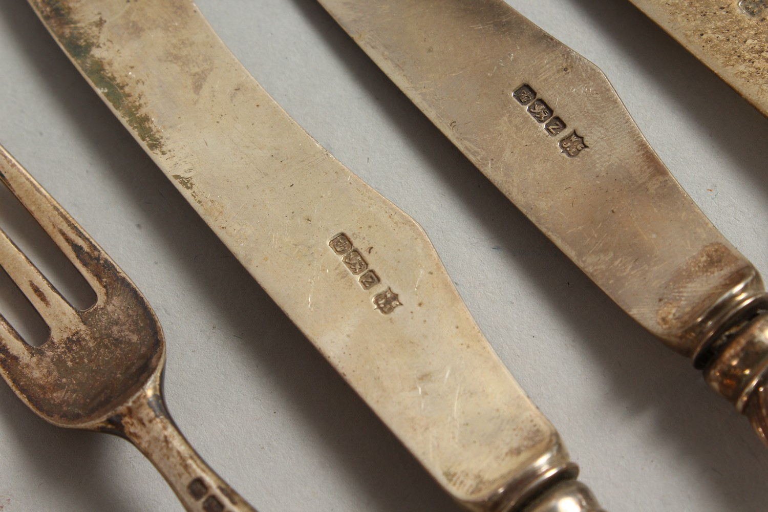 A SET OF TWELVE VICTORIAN PISTOL HANDLED KNIVES AND FORKS. Sheffield 1892. - Image 6 of 12