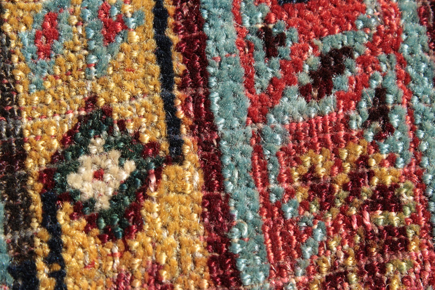 A VERY FINE AND RARE ANTIQUE 19TH CENTURY PERSIAN QASHQAI CARPET, with an allover floral pattern and - Image 4 of 7