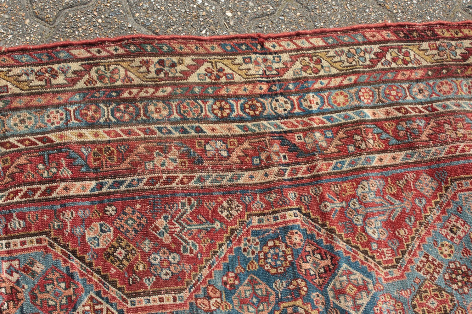 A LARGE OLD PERSIAN SHIRAZ RUG with three main diamond shaped motifs. 7ft 4ins x 4ft 8ins. - Image 4 of 10