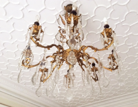 A LARGE LOUIS XVITH DESIGN GILT METAL EIGHT BRANCH CHANDELIER with over 200 cut crystal drops. - Image 10 of 12