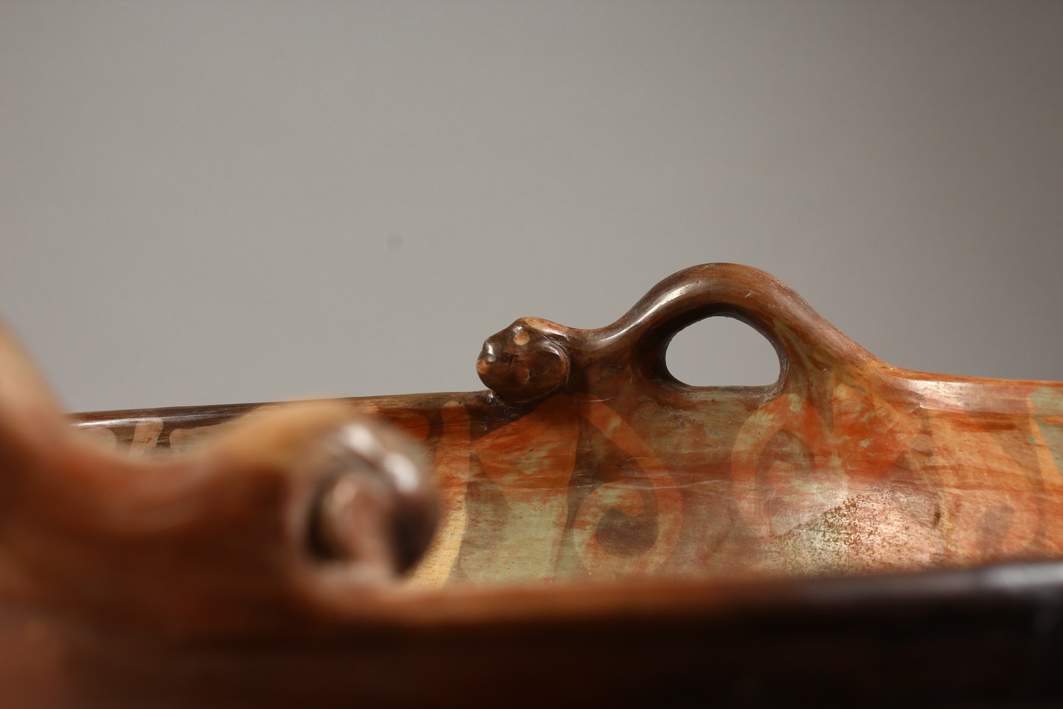 A LARGE PERUVIAN POTTERY CIRCULAR TWO-HANDLED BOWL, with wavy and zigzag pattern, signed CHULUCANAS, - Image 4 of 8