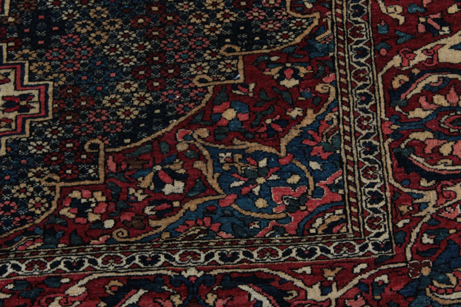 AN OLD BAKHTIARI PERSIAN RUG 1920'S-1930'S, with a large diamond shaped motif and many other motifs. - Image 5 of 9