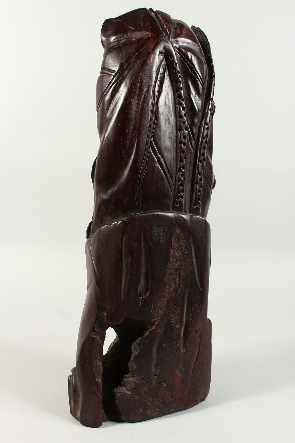A LARGE CHINESE CARVED WOOD FIGURE OF GUANYIN. 18ins high. - Image 5 of 6