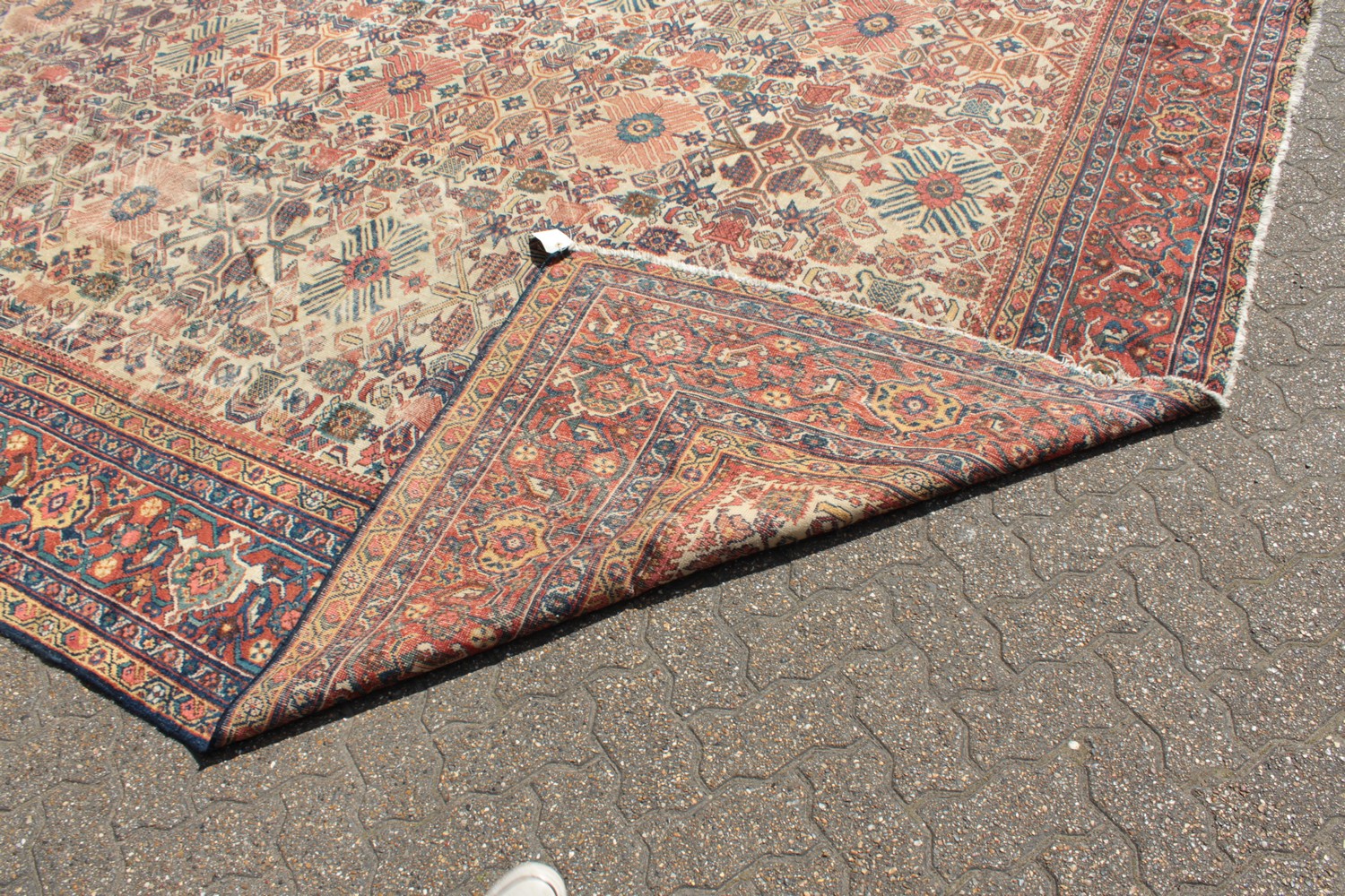 A VERY LARGE PERSIAN MAHAL CARPET. 15ft x 10ft 6ins. - Image 16 of 17