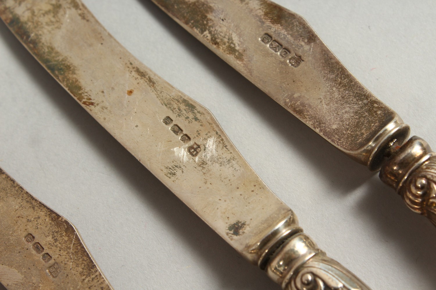 A SET OF TWELVE VICTORIAN PISTOL HANDLED KNIVES AND FORKS. Sheffield 1892. - Image 8 of 12