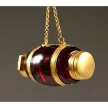 A NOVELTY RUBY GLASS BARREL SHAPED SCENT BOTTLE AND VINAIGRETTE with gilded bands and chain. 6cms
