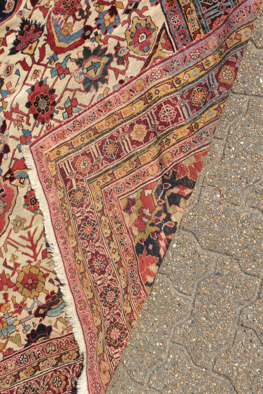 A VERY FINE AND RARE ANTIQUE 19TH CENTURY PERSIAN QASHQAI CARPET, with an allover floral pattern and - Image 6 of 7