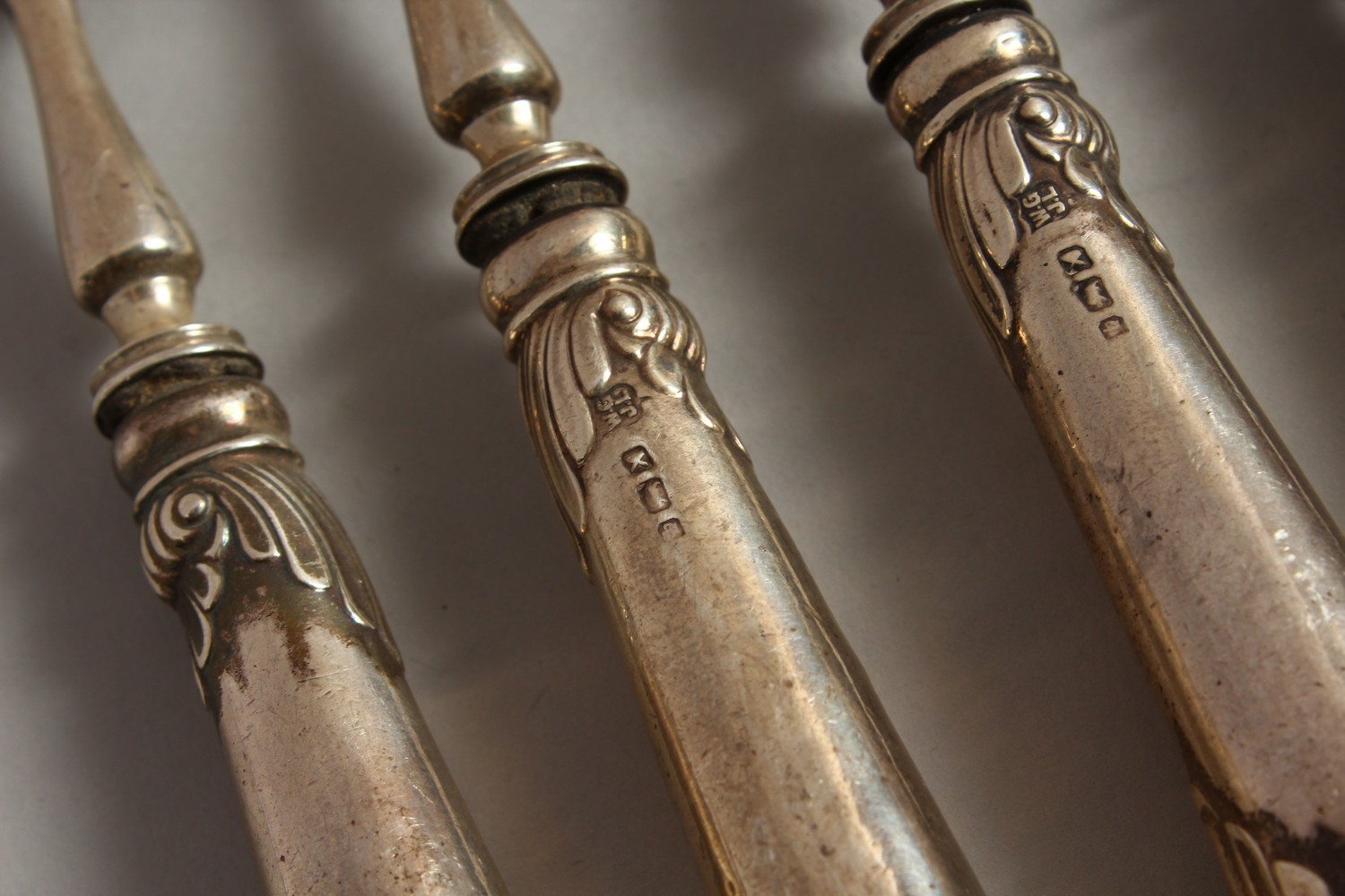 A SET OF TWELVE VICTORIAN PISTOL HANDLED KNIVES AND FORKS. Sheffield 1892. - Image 11 of 12