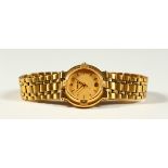 A LADIES STEEL GOLD COLOURED GUCCI WRISTWATCH.