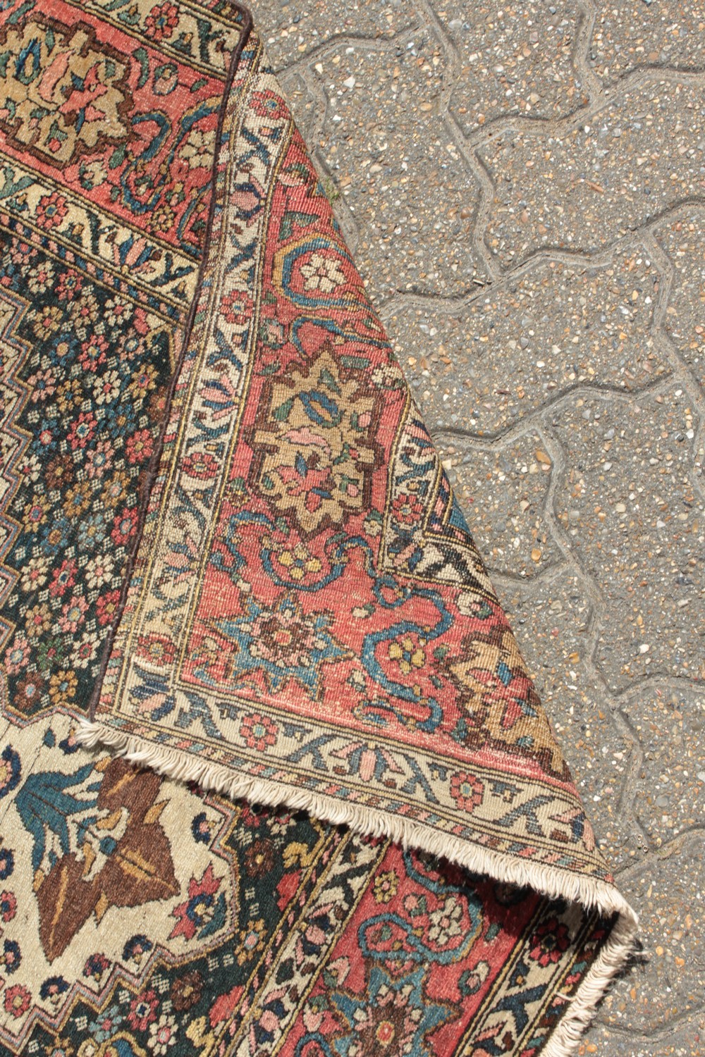 A FINE ANTIQUE SHAH ASHRAFI BAKHTIARI PERSIAN RUG with an allover patterb, central motif and smaller - Image 5 of 7