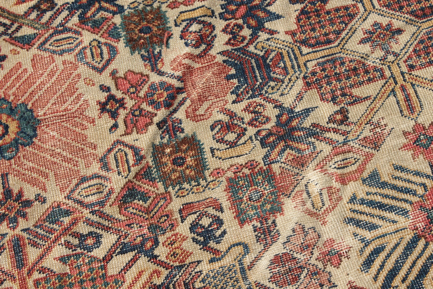A VERY LARGE PERSIAN MAHAL CARPET. 15ft x 10ft 6ins. - Image 8 of 17