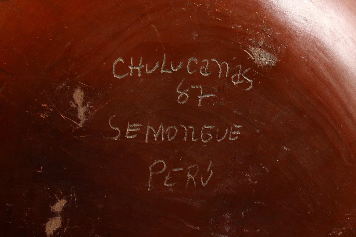 A LARGE PERUVIAN POTTERY CIRCULAR TWO-HANDLED BOWL, with wavy and zigzag pattern, signed CHULUCANAS, - Image 7 of 8
