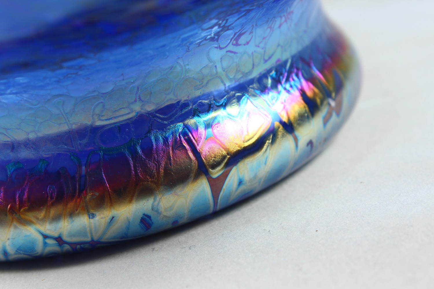 A VERY GOOD LOETZ TYPE BLUE AND GOLD SPECKLED CIRCULAR PEDESTAL BOWL. 20cms diameter x 11cms high. - Image 3 of 7