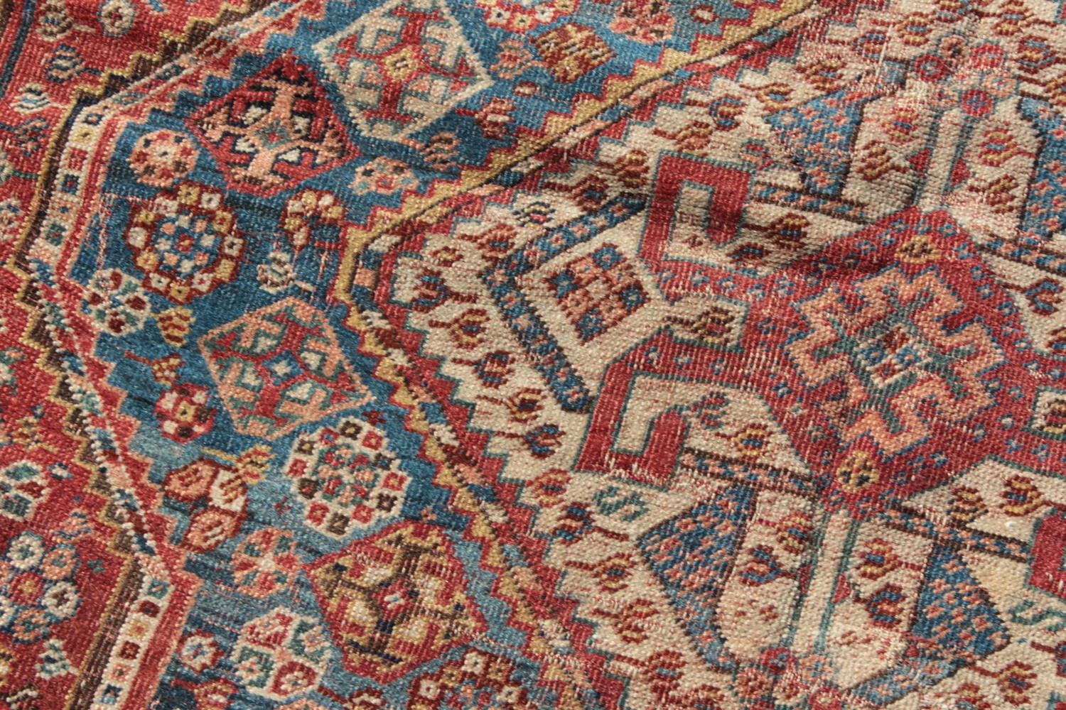 A LARGE OLD PERSIAN SHIRAZ RUG with three main diamond shaped motifs. 7ft 4ins x 4ft 8ins. - Image 6 of 10