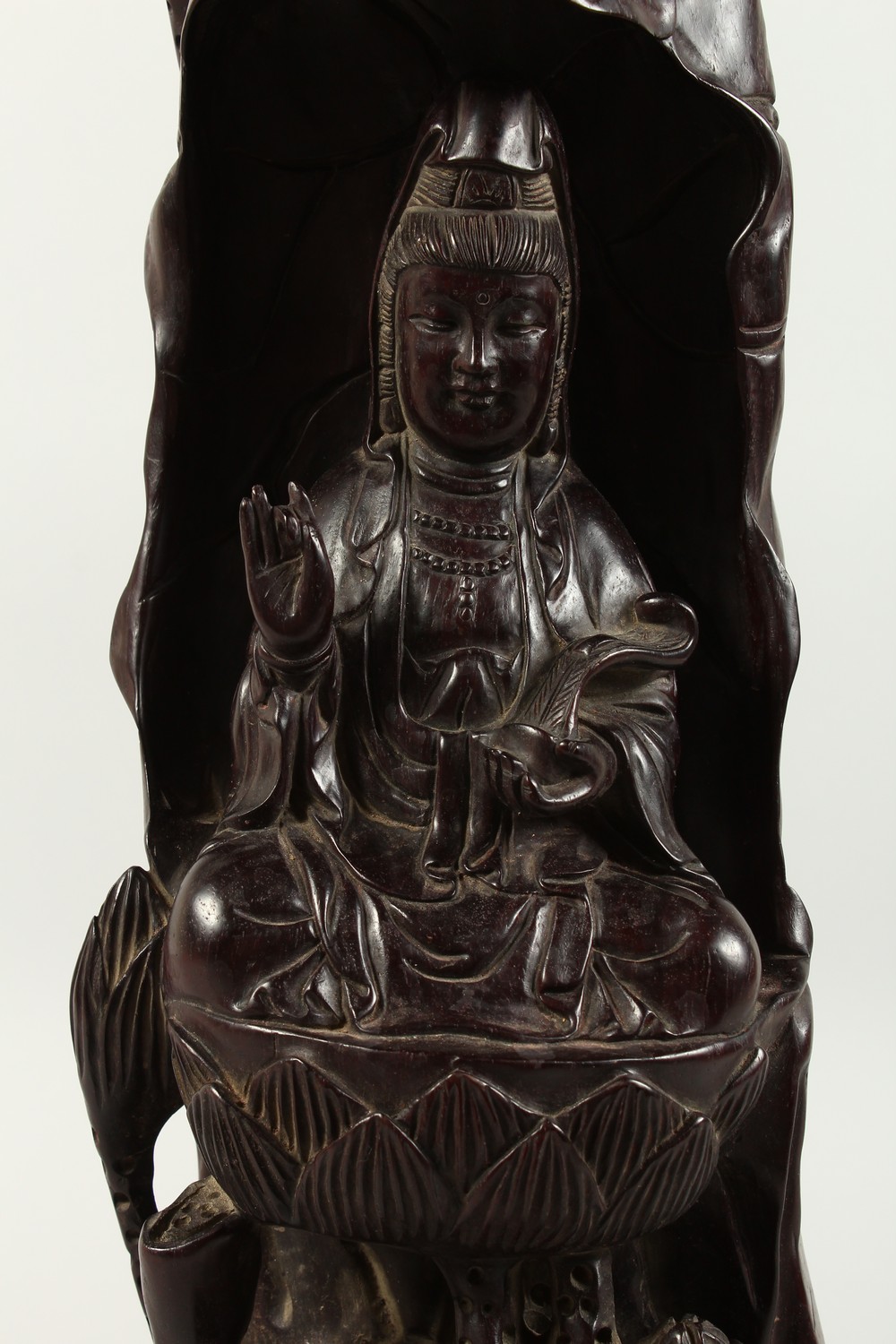 A LARGE CHINESE CARVED WOOD FIGURE OF GUANYIN. 18ins high. - Image 2 of 6