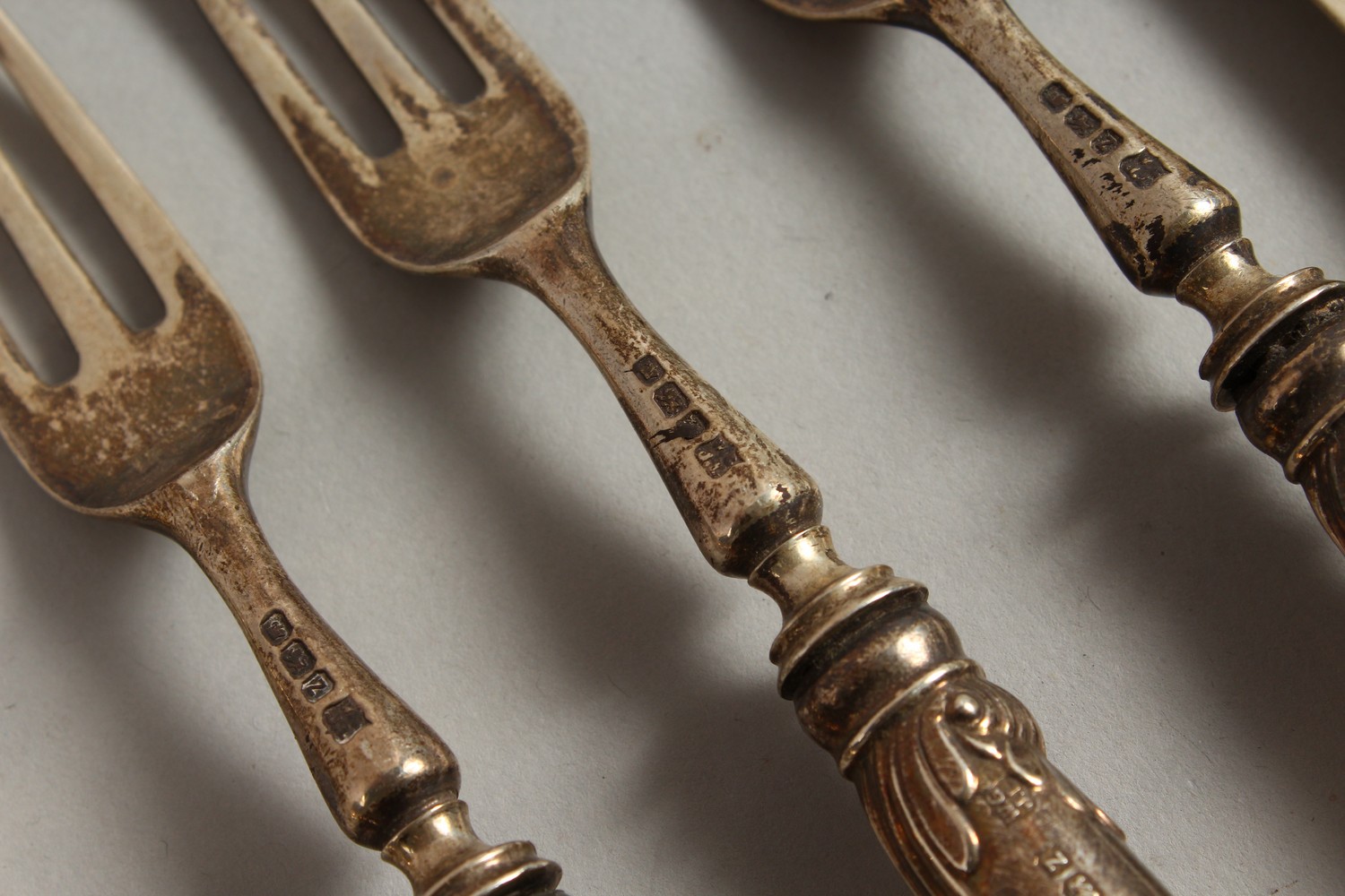 A SET OF TWELVE VICTORIAN PISTOL HANDLED KNIVES AND FORKS. Sheffield 1892. - Image 5 of 12