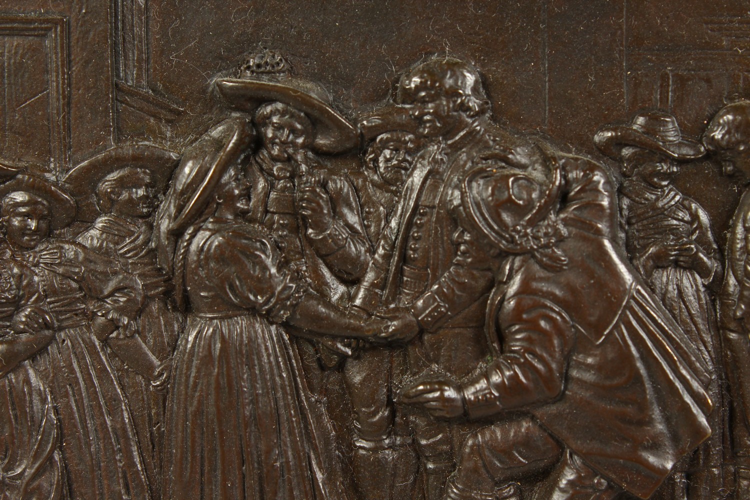 A CONTINENTAL RELIEF CAST BRONZE PLAQUE, depicting an interior scene with figures. 21cms wide x - Image 3 of 13