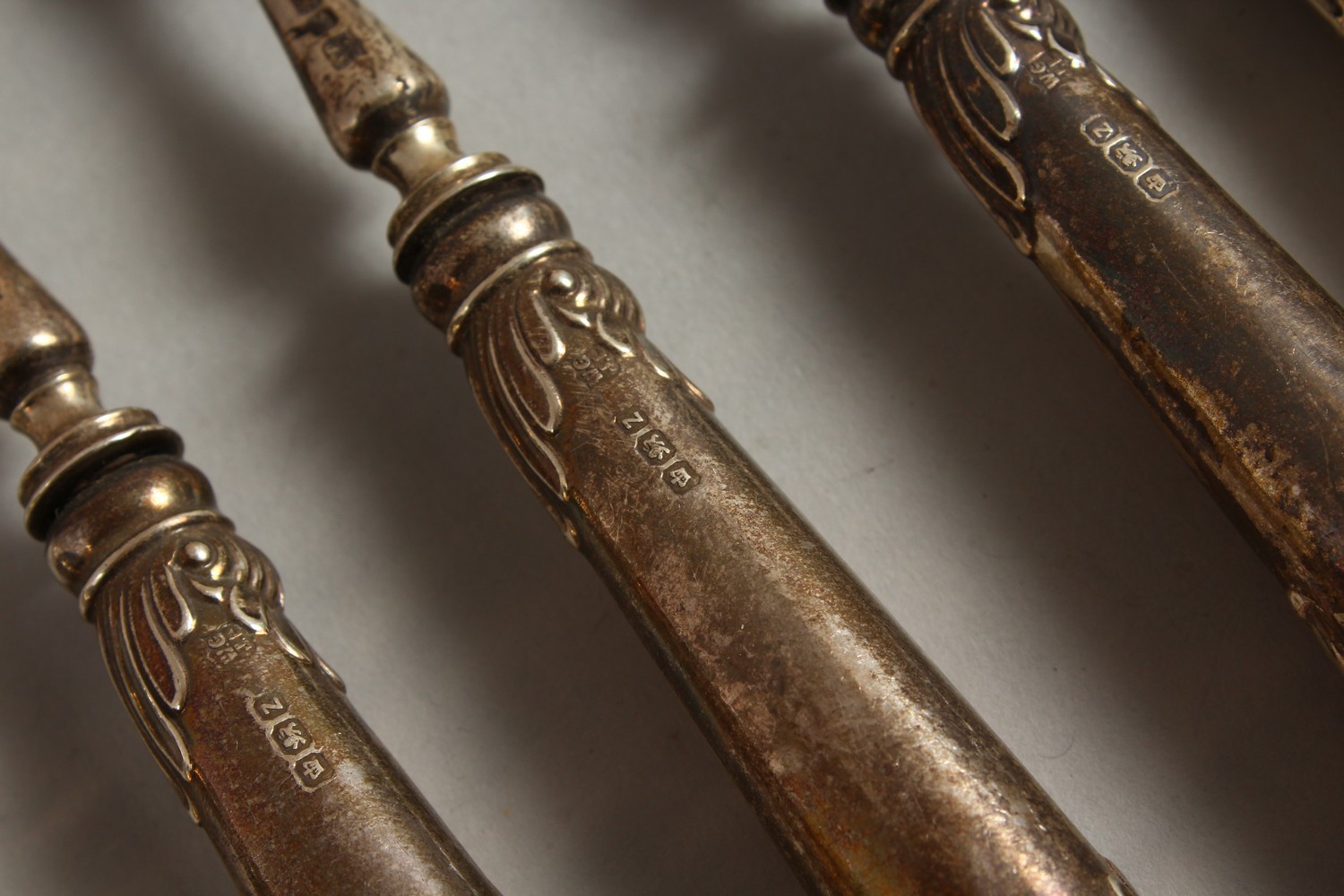 A SET OF TWELVE VICTORIAN PISTOL HANDLED KNIVES AND FORKS. Sheffield 1892. - Image 10 of 12