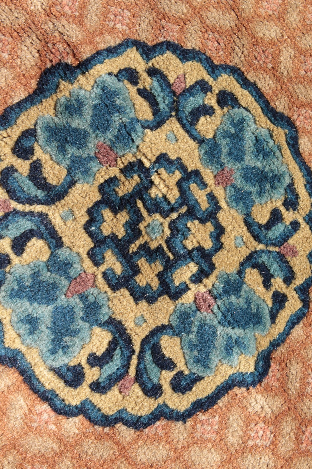 A CHINESE WOOL RUG with central motif and patterned border. 4ft 7ins x 2ft 3ins. - Image 3 of 6