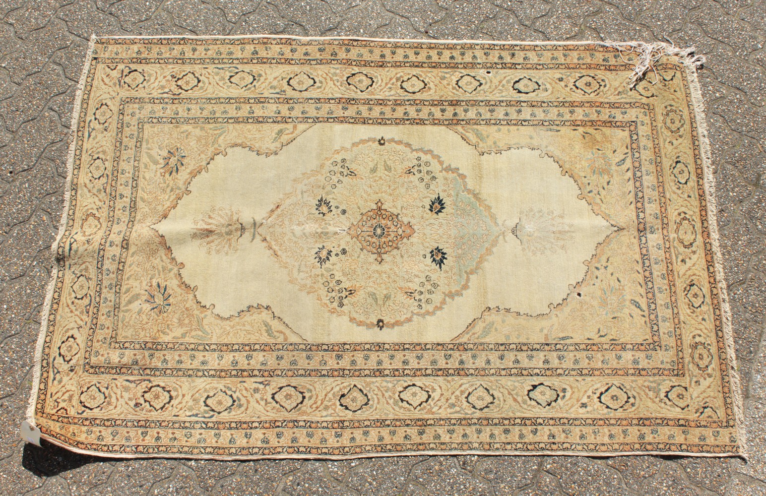 A PERSIAN TABRIZ HAJ-JALILI RUG with large central motif. 5ft 10ins x 3ft 10ins.