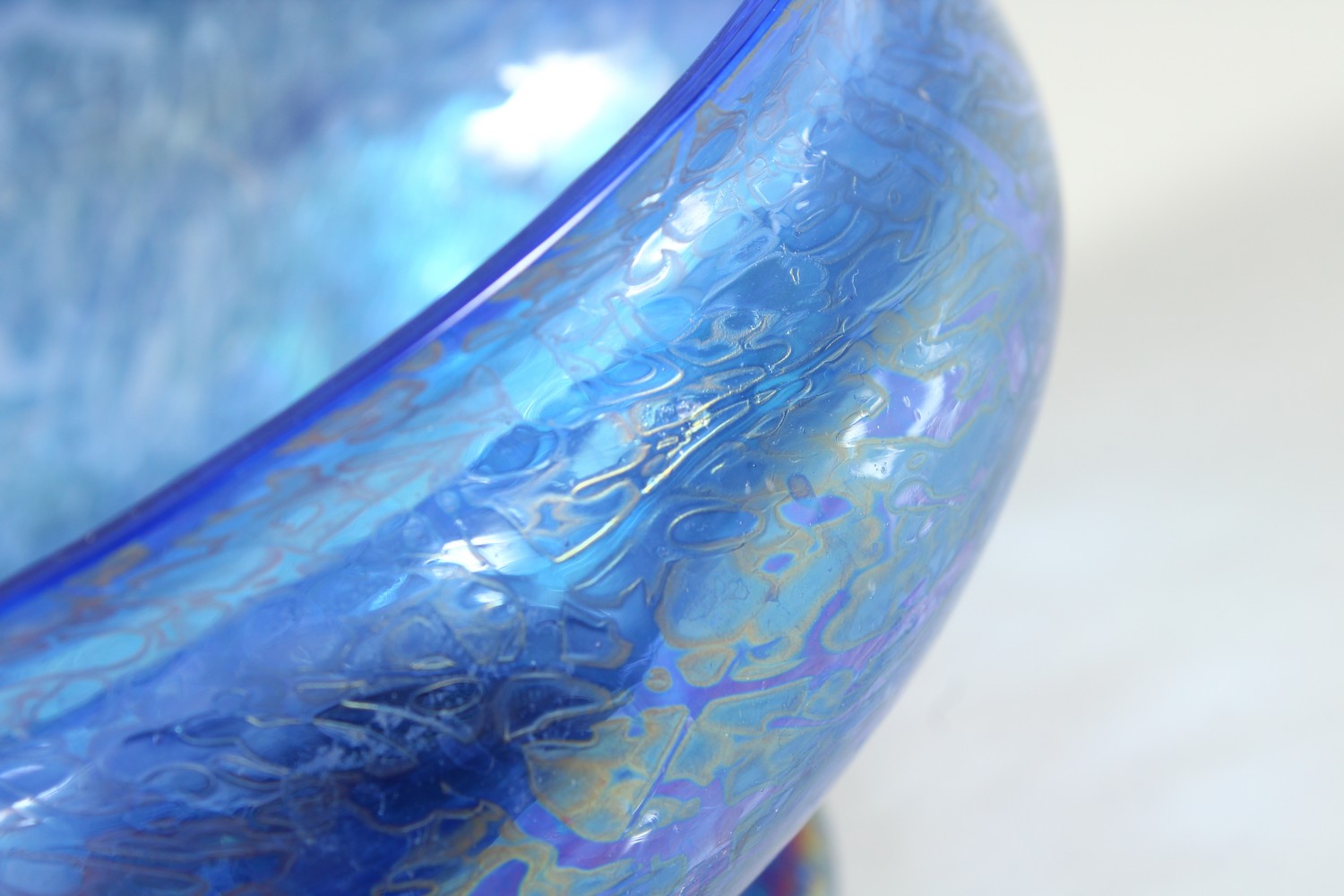 A VERY GOOD LOETZ TYPE BLUE AND GOLD SPECKLED CIRCULAR PEDESTAL BOWL. 20cms diameter x 11cms high. - Image 2 of 7