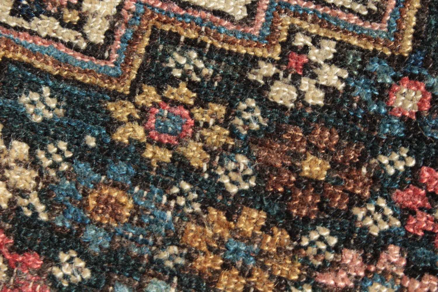 A FINE ANTIQUE SHAH ASHRAFI BAKHTIARI PERSIAN RUG with an allover patterb, central motif and smaller - Image 7 of 7