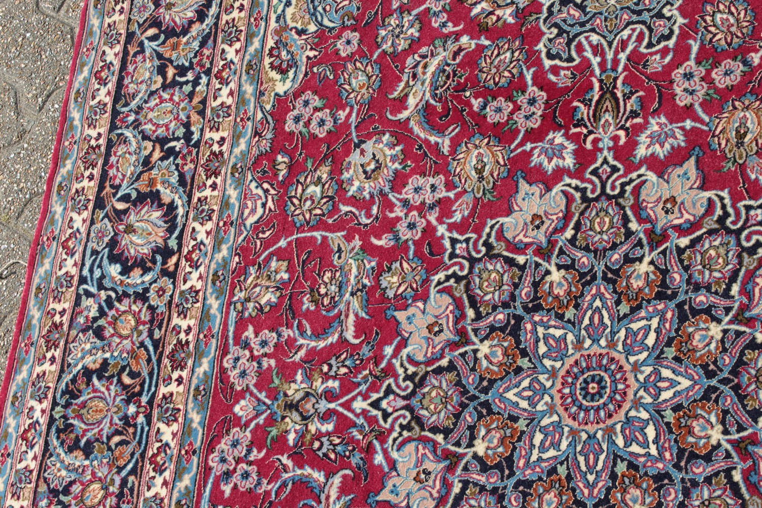 A FINE PERSIAN SILK AND WOOL ISFAHAN CARPET with allover red and blue design. - Image 2 of 8