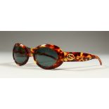 A VERY GOOD PAIR OF GUCCI TORTOISESHELL SUN GLASSES.