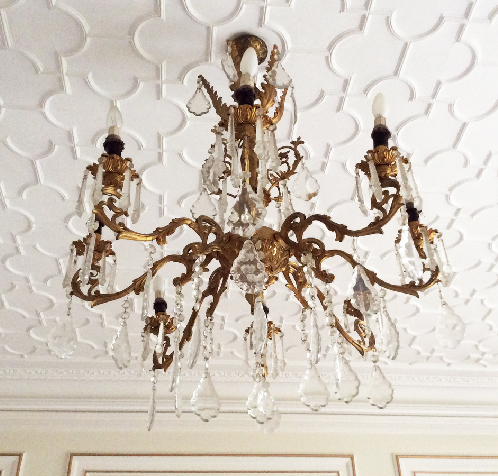 A LARGE LOUIS XVITH DESIGN GILT METAL EIGHT BRANCH CHANDELIER with over 200 cut crystal drops. - Image 9 of 12