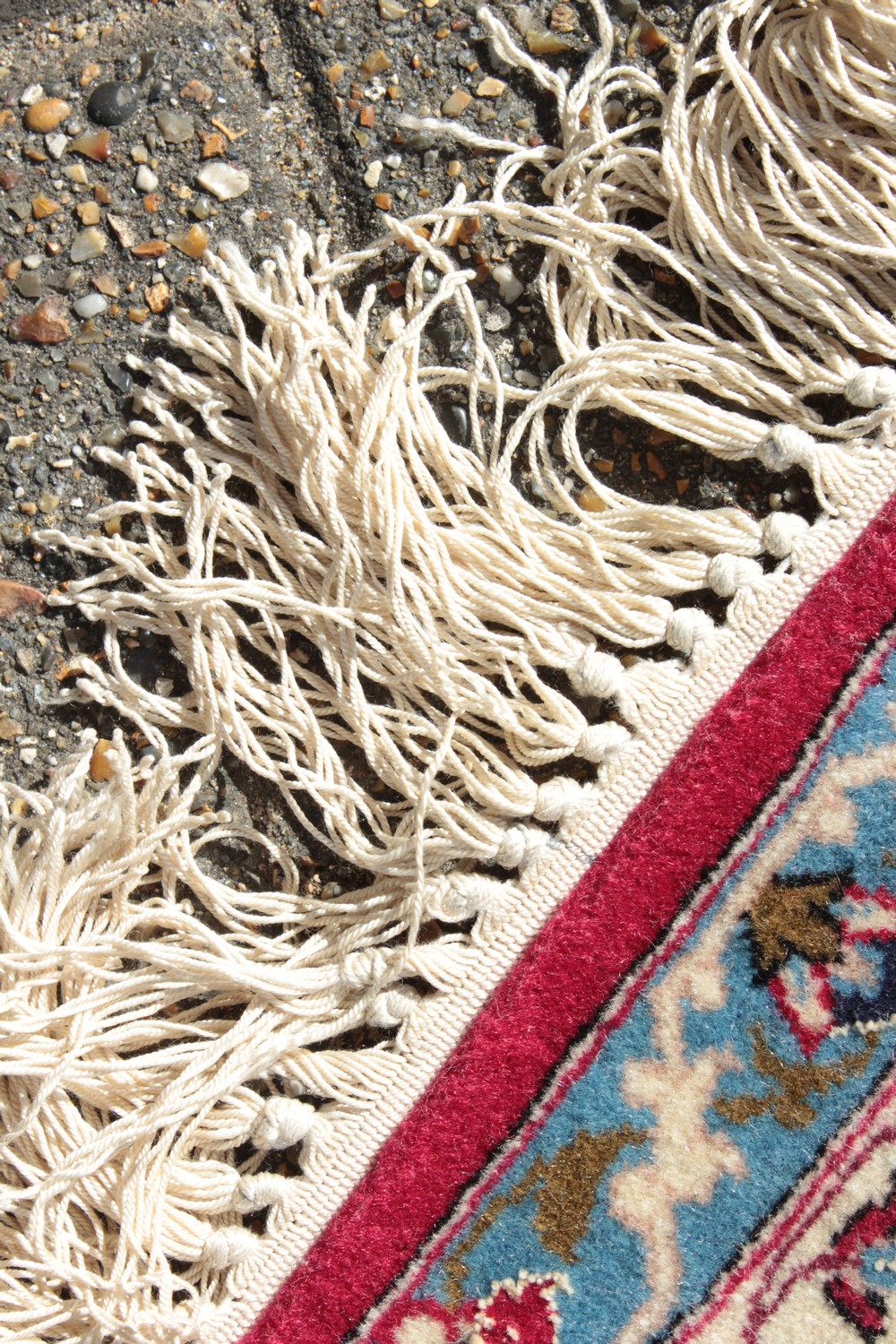 A FINE PERSIAN SILK AND WOOL ISFAHAN CARPET with allover red and blue design. - Image 5 of 8