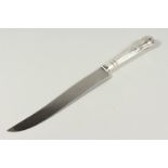 A KING'S PATTERN SILVER HANDLED CARVING KNIFE.