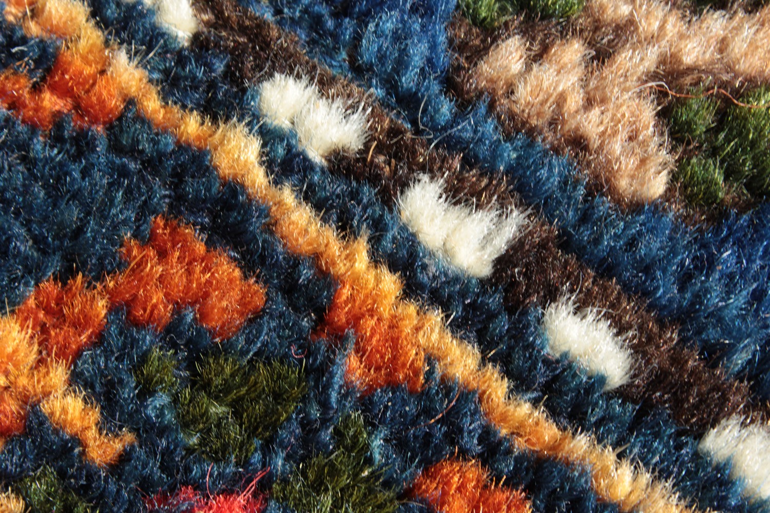 A KURDISH PERSIAN TRIBAL RUG with a key row of motifs on a white ground within a red and blue three - Image 4 of 6