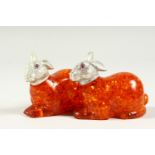 A PAIR OF NOVELTY AMBER and .800 RABBITS. 6CMS LONG.