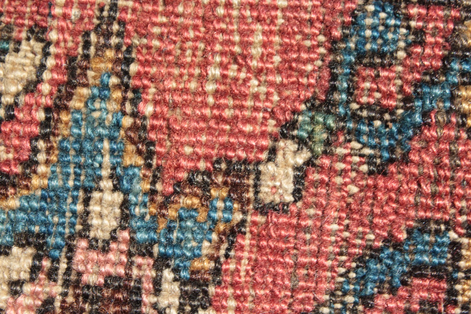 A FINE ANTIQUE SHAH ASHRAFI BAKHTIARI PERSIAN RUG with an allover patterb, central motif and smaller - Image 6 of 7