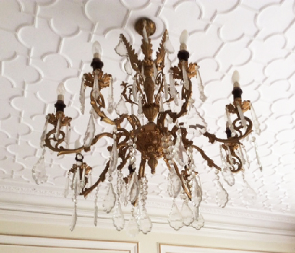 A LARGE LOUIS XVITH DESIGN GILT METAL EIGHT BRANCH CHANDELIER with over 200 cut crystal drops. - Image 12 of 12