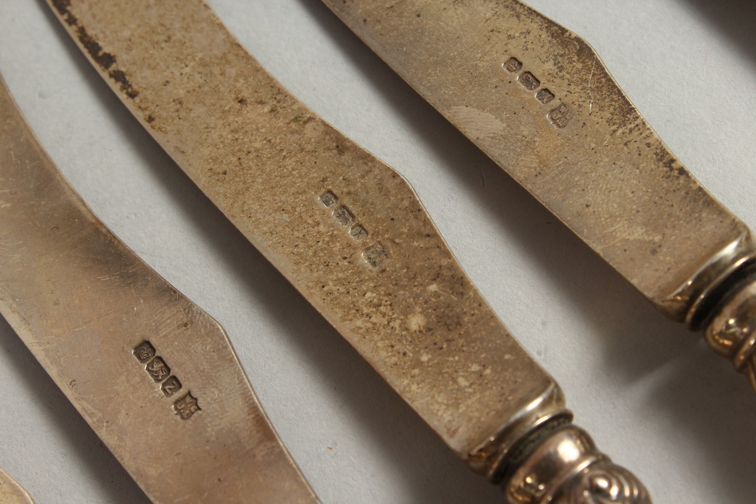 A SET OF TWELVE VICTORIAN PISTOL HANDLED KNIVES AND FORKS. Sheffield 1892. - Image 7 of 12