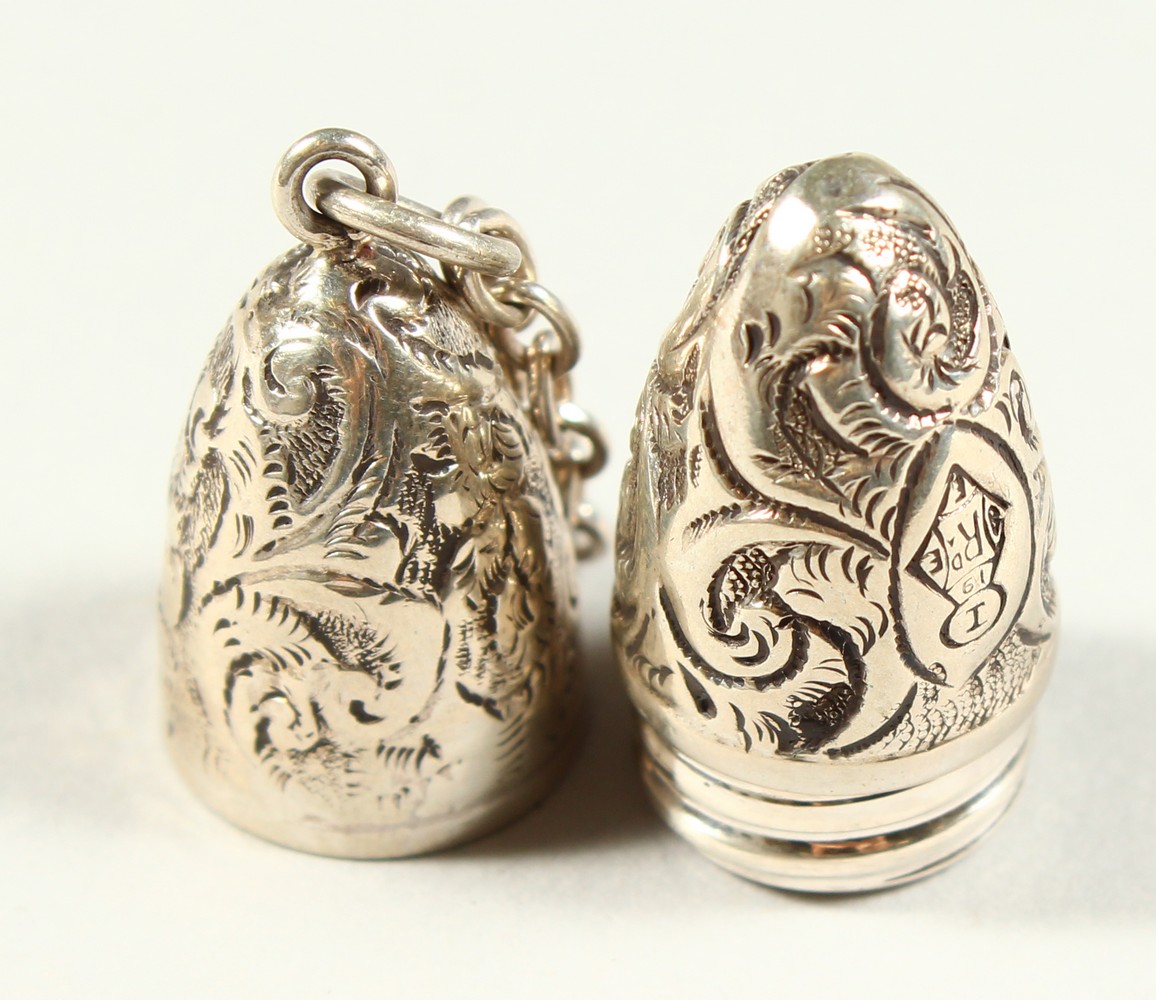 A SMALL VICTORIAN BULLET SHAPED SILVER SCENT BOTTLE with engraved decoration on a chain. 4.5cms - Image 4 of 6