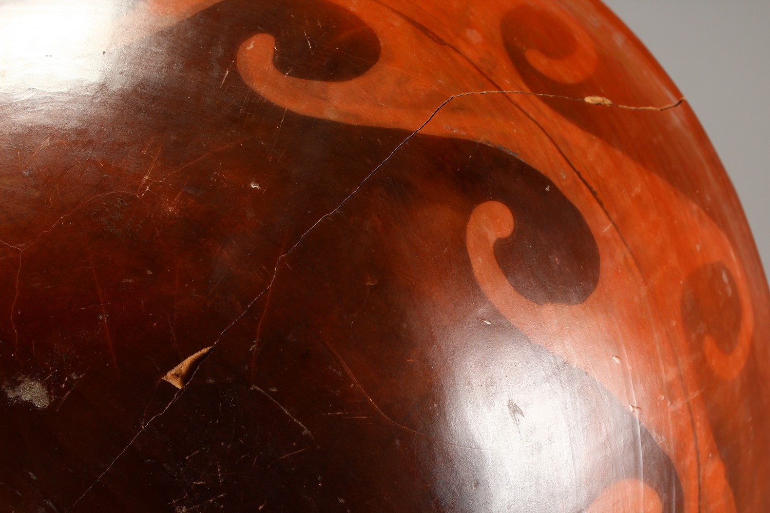 A LARGE PERUVIAN POTTERY CIRCULAR TWO-HANDLED BOWL, with wavy and zigzag pattern, signed CHULUCANAS, - Image 5 of 8
