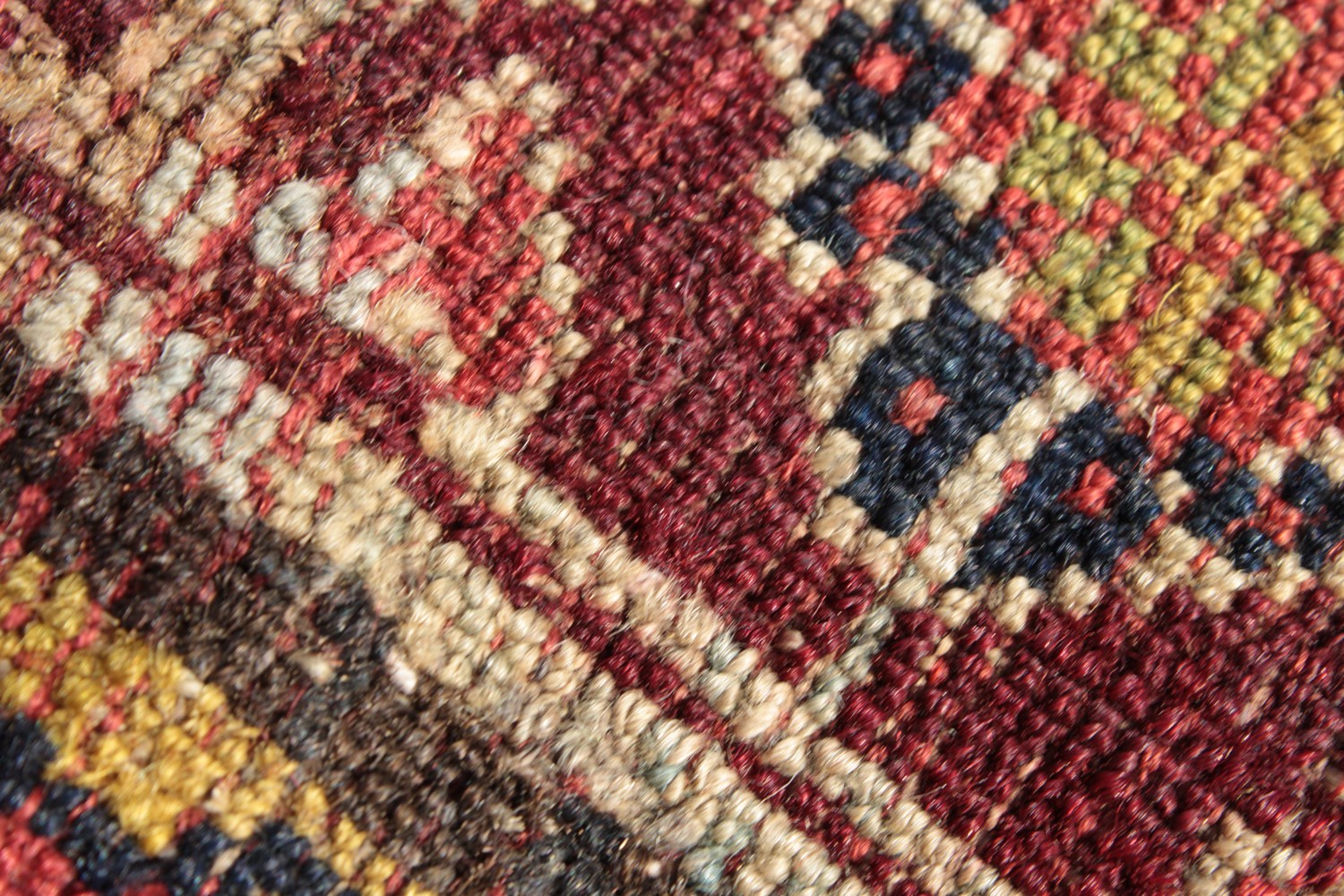 A VERY FINE AND RARE ANTIQUE 19TH CENTURY PERSIAN QASHQAI CARPET, with an allover floral pattern and - Image 7 of 7