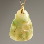 A GOLD MOUNTED JADE PENDANT.