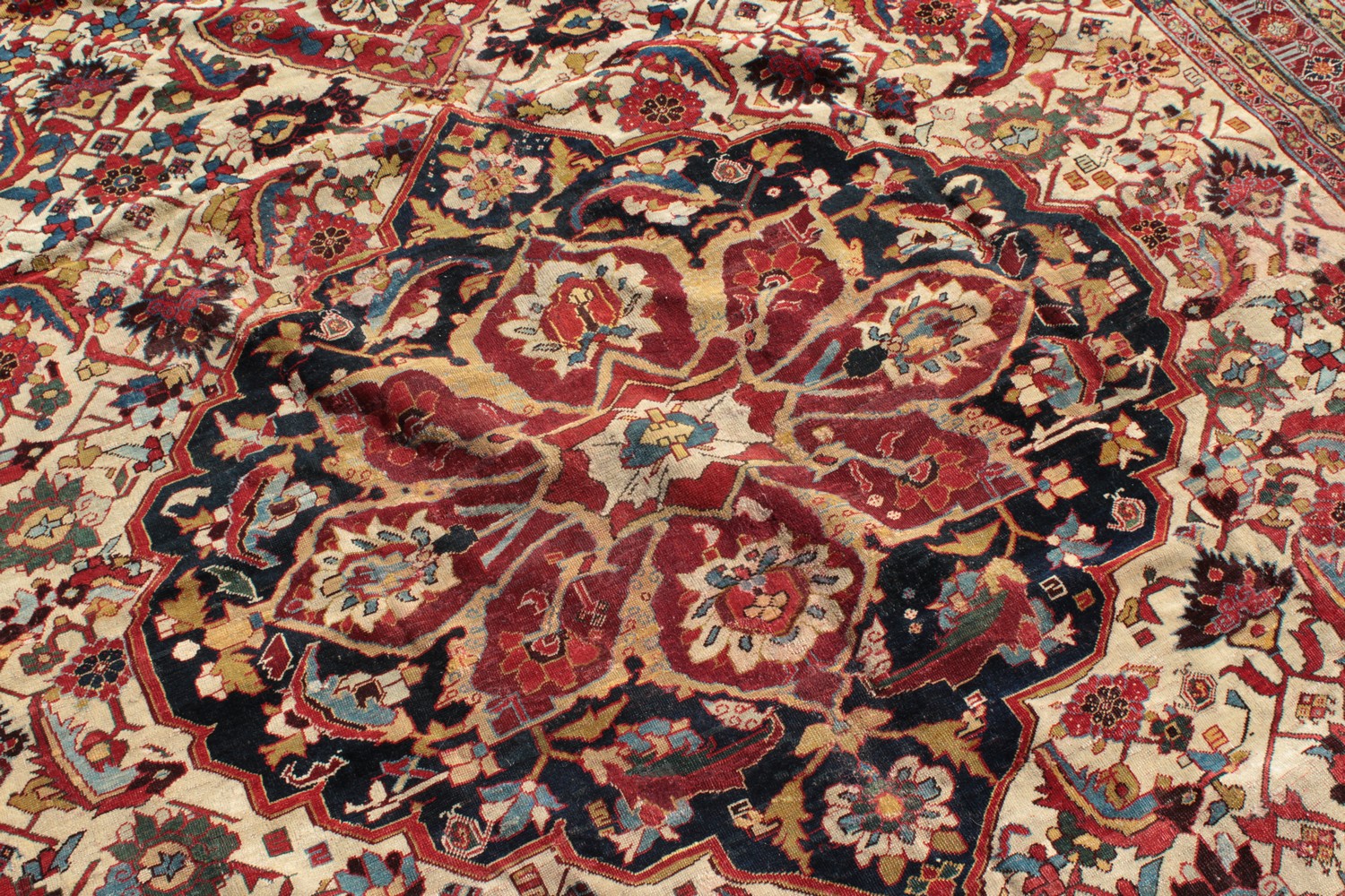 A VERY FINE AND RARE ANTIQUE 19TH CENTURY PERSIAN QASHQAI CARPET, with an allover floral pattern and - Image 2 of 7